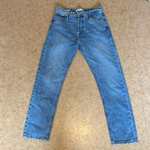 Hej, jag säljer nu dessa Jack and Jones jeans i modellen loose/chris. Jeansen är i nyskick då dom Endast är använda en gång.