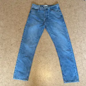 Hej, jag säljer nu dessa Jack and Jones jeans i modellen loose/chris. Jeansen är i nyskick då dom Endast är använda en gång.