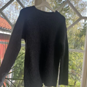 Stickad tröja  - Säljer min svarta stickade tröja i Kashmir. Aldrig använt💞 pris kan diskuteras 