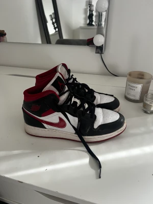 Jordan skor - Säljer dessa snygga jordans! Storlek 40, men passar 39. Tyvärr finns ingen låda kvar! 