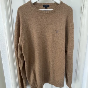 Beige/brun stickad tröja från Gant - Beige/brun stickad tröja från Gant. Storlek XL. Fint skick!