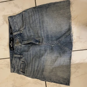 så fin jeanskjol - jättefin jeanskjol från hollister. knappt använd och väldigt fin. funkar både som högmidjad och lågmidjad. skriv för fler frågor/bilder 💓
