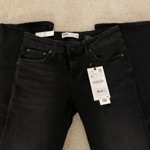 Low waist zara jeans - Säljer dessa helt nya zara jeans💕 Frakten igår ej i priset och priset kan diskuteras. 