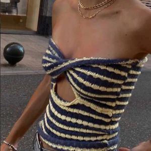 Topp - Säljer denna jätte söta stickade tube top 🥰aldrig använd men köpt på plick (lånade bilder) 🤍