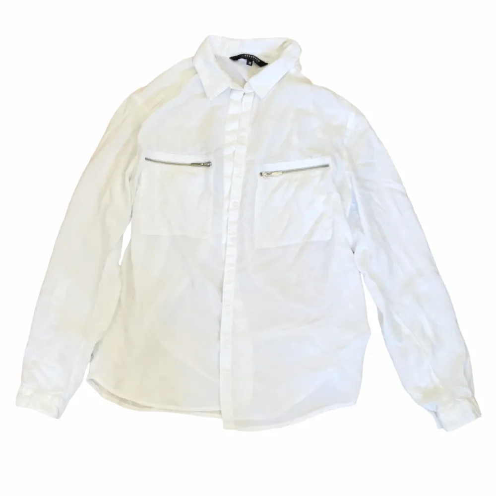vit skjorta med detaljer på fickorna, tunt lätt genomskinligt material - storlek 38. Skjortor.