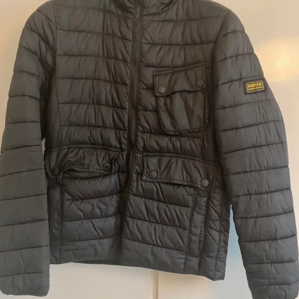 Säljer min Barbour international höstjacka i storlek M. Jackan har några år på nacken men är fortfarande i fint skick.   Släpper den för 800kr eventuellt billigare vid snabb affär. . Jackor.