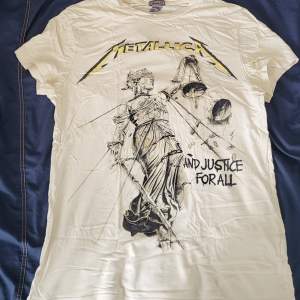 Metallica tshirt med tryck från deras album …And Justice for All 