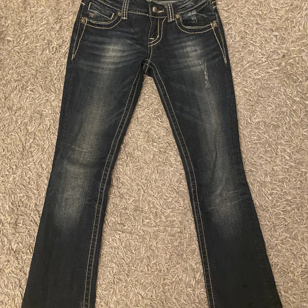 Säljer mina lågmidjade miss me jeans, jätte fina och väldigt bra skick. Säljer då dom ej är min stil längre. Storlek 25 i midjan, jag är 155 och dem passar perfekt.. Jeans & Byxor.