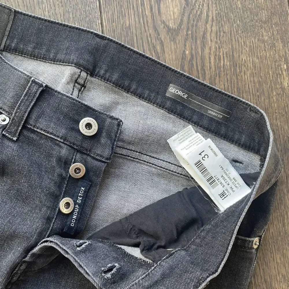 Säljer dessa feta Dondup jeans! Skick 10/10 använda ett fåtal gånger | Modell ”George” | Nypris 3500kr! Hör av er om frågor o funderingar!. Jeans & Byxor.