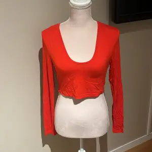 Röd croppad tröja som är använd 2-3 gånger men i super bra skick!! Väldigt tunt och skönt material! Storlek L men är som en M!! Frakt kostar 65kr!!