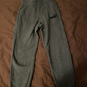 Puma mjukisbyxor  - Hej, säljer dessa puma byxor. Jag har använt den 2-3 gånger. Är i superfin skick. Säljer den på grund av stt den har blivit liten på mig.