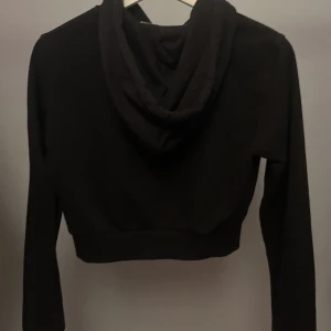 Hm cropped kofta - Andvänd fåtal gånger ingen andvändning till den längre , den har inga defekter 