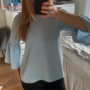 Ljusblå blus - Jättefin blå blus🩵 säljs då den inte kommer till användning längre