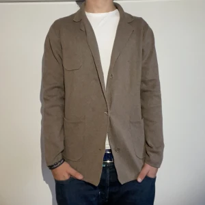 John Henric Kavaj - John Henric Kavaj/kofta - storlek Xl - varan är i jätte fint skick- modellen är 190cm och 83kg - vid frågor eller funderingar är det bara att skriva! 