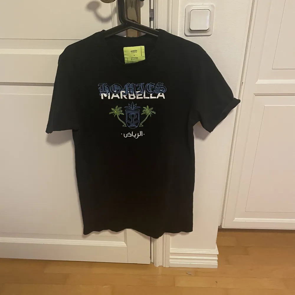 Homies marbella t-shirt som är i princip ny skick. Knappast använd. Nypris ca: 900 Vid fler frågor är det bara skriva.(priset är ej hugget i sten). T-shirts.