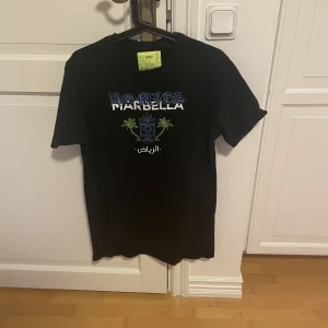 Homies marbella t-shirt - Homies marbella t-shirt som är i princip ny skick. Knappast använd. Nypris ca: 900 Vid fler frågor är det bara skriva.(priset är ej hugget i sten)