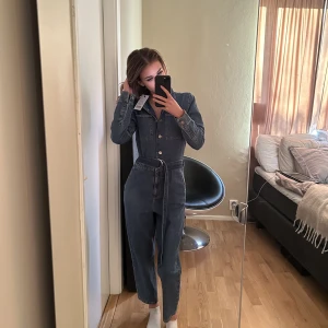 Helt ny jumpsuit ifrån Nakd💕 - Helt ny med prislapp, använt ändast på bild, det står storlek eu32 men passar som eu 34💕 skriv för mer info