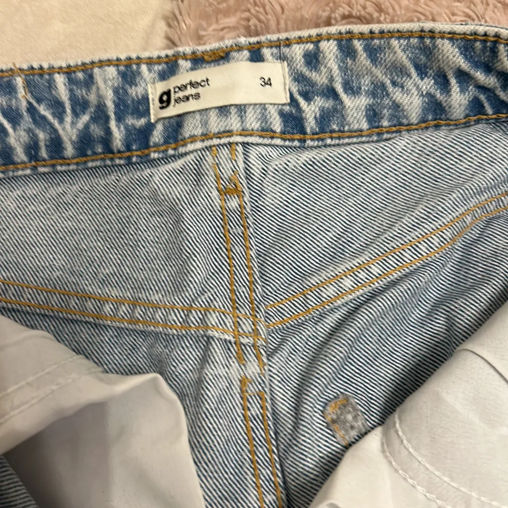 High waist jeans med hål ifrån ginatricot i storlek 34, (XS) Längd: 102cm Innermått: 70cm Midja: 37cm. Jeans & Byxor.