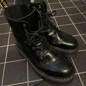 Dr.Martens platå - Super snygga DrMartens med platå!! 🦋Älskar dem men dem älskar inte mig tillbaka😭, tyvärr alldeles för stora för mig så hoppas att det finns någon annan därute som kan njuta av dem bättre 🙏🥰 (nypris ca 2000-2500) kom gärna med prisförslag 🦋