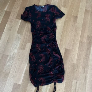 Klänning med print  - Supersnygg tight klänning med kattiga print 💕 Väldigt stretchig och mjuk.