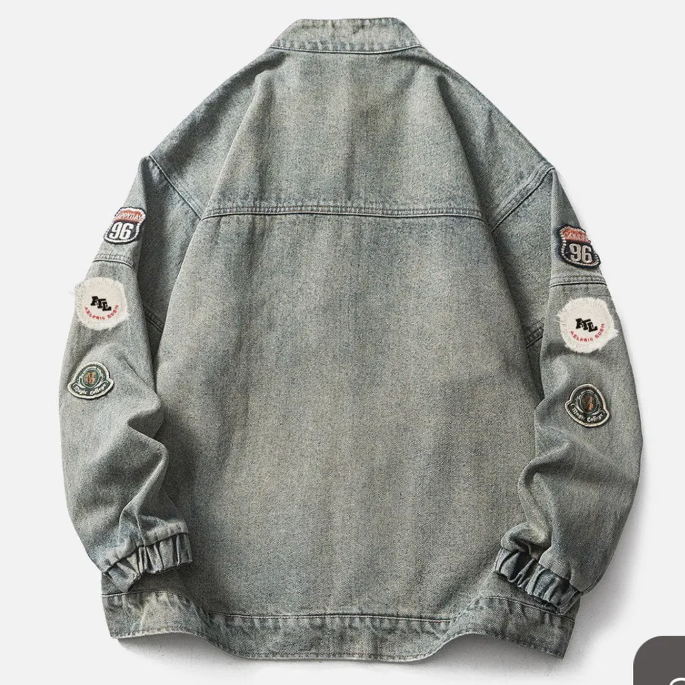 Snygg jeans jacka från Aelfric Eden i storlek M. Använd några enstaka gånger så i mycket bra skick. Säljer endast då jag har en liknande. Nypris är över 900 kr. . Jackor.