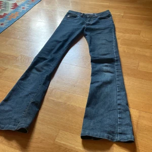 Sjukt fina miss sixty jeans - Andvända, bra skick, low Waist bootcut miss sixty jeans storlek 23-25