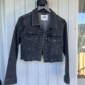 Jeansjacka - Croppad jeansjacka från Twist & Tango. Tyvärr har den blivit för liten för mig.  Köpt för 700kr. 