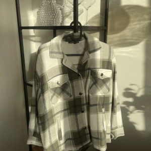 Rutig jacka - En grön/vit rutig jacka från Boohoo. Den är i bra skick. Storleken är S men modellen på jackan är oversized. 