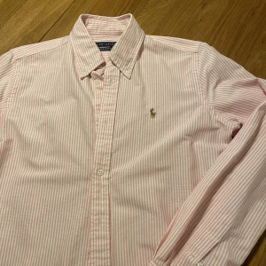 Ralph lauren skjorta  - Rosa randig Ralph lauren skjorta i storlek XS nästan helt oandvänd 