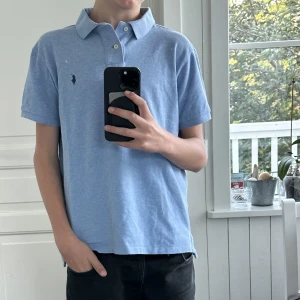 Ralph lauren piké  - En riktigt snygg Ralph lauren piké i nyskick🤩 Storlek M men passar xs.  Modellen på bilden är 169cm.  Skic vid fler frågor eller funderingar🤝