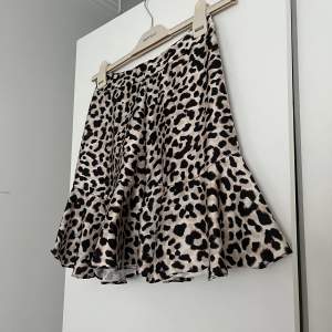 Säljer denna fina kjol från new yorker som är använd max 2-3 gånger. Det är en 38 men känns även som en 36.