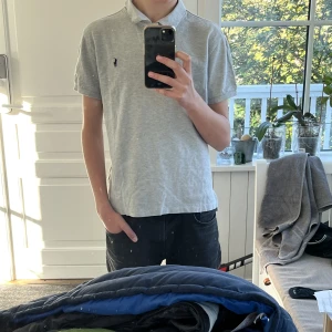 Ralph lauren pike - Riktigt snygg Ralph lauren pike i nyskick. Storlek 14/16 vilket typ motsvarar XS.  Modellen på bilden är 169cm.  Skriv vid frågor eller funderingar🤩