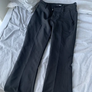 Lågmidjade kostymbyxor petit - Lågmidjade kostymbyxor från bikbok i storlek 34 petit. Jag är 158 och de var lite för korta. Aldrig använt 