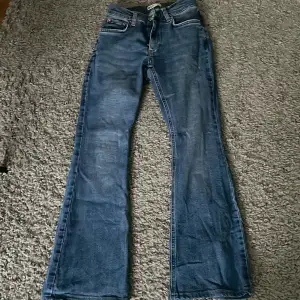 Så snygga blåa bootcut jeans från Gina, lågmidjade. Inte myxket använda så jättebra skick utan defekter. Sytt upp de lite så de passar någon som är 160-165cm ish. 