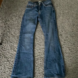 Blåa bootcut jeans - Så snygga blåa bootcut jeans från Gina, lågmidjade. Inte myxket använda så jättebra skick utan defekter. Sytt upp de lite så de passar någon som är 160-165cm ish. 