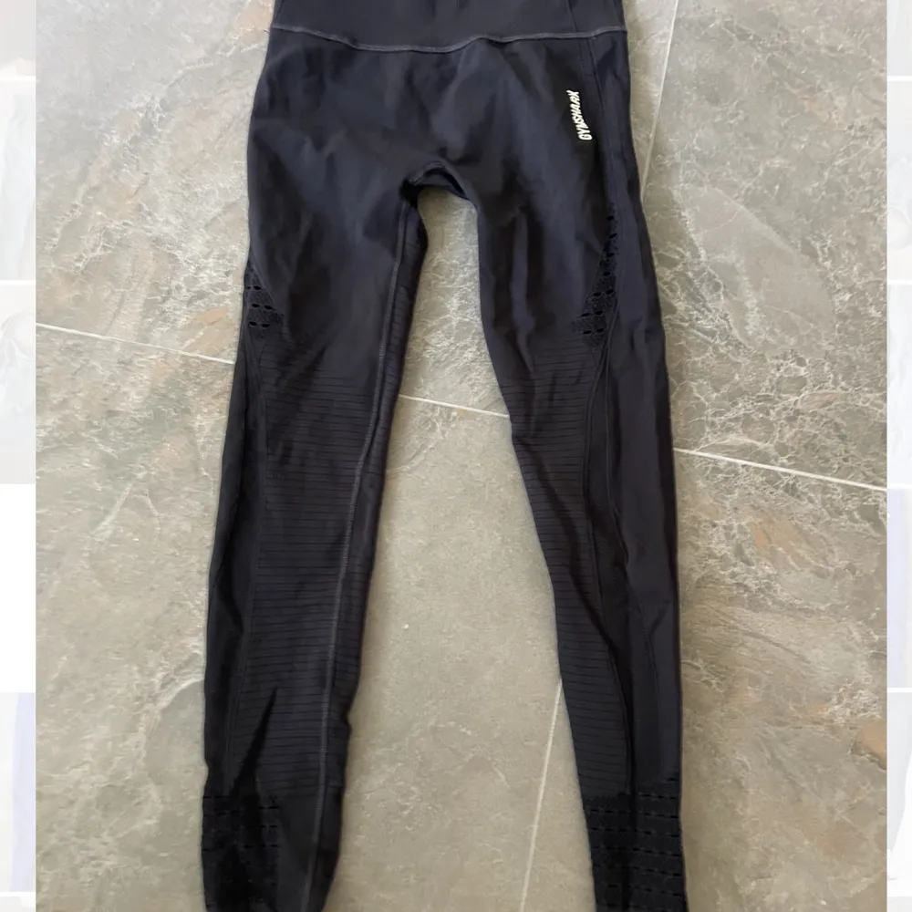 Svarta gymshark tights säljs för 200 kr! Använda fåtal gånger. . Jeans & Byxor.