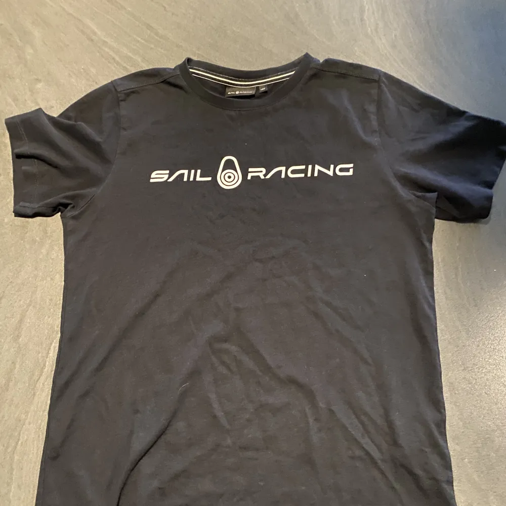 Hej! Säljer min sail racing t shirt då den börjar bli för liten. Den är i bra skick då den inte användes så mycket. Stl 160.. T-shirts.