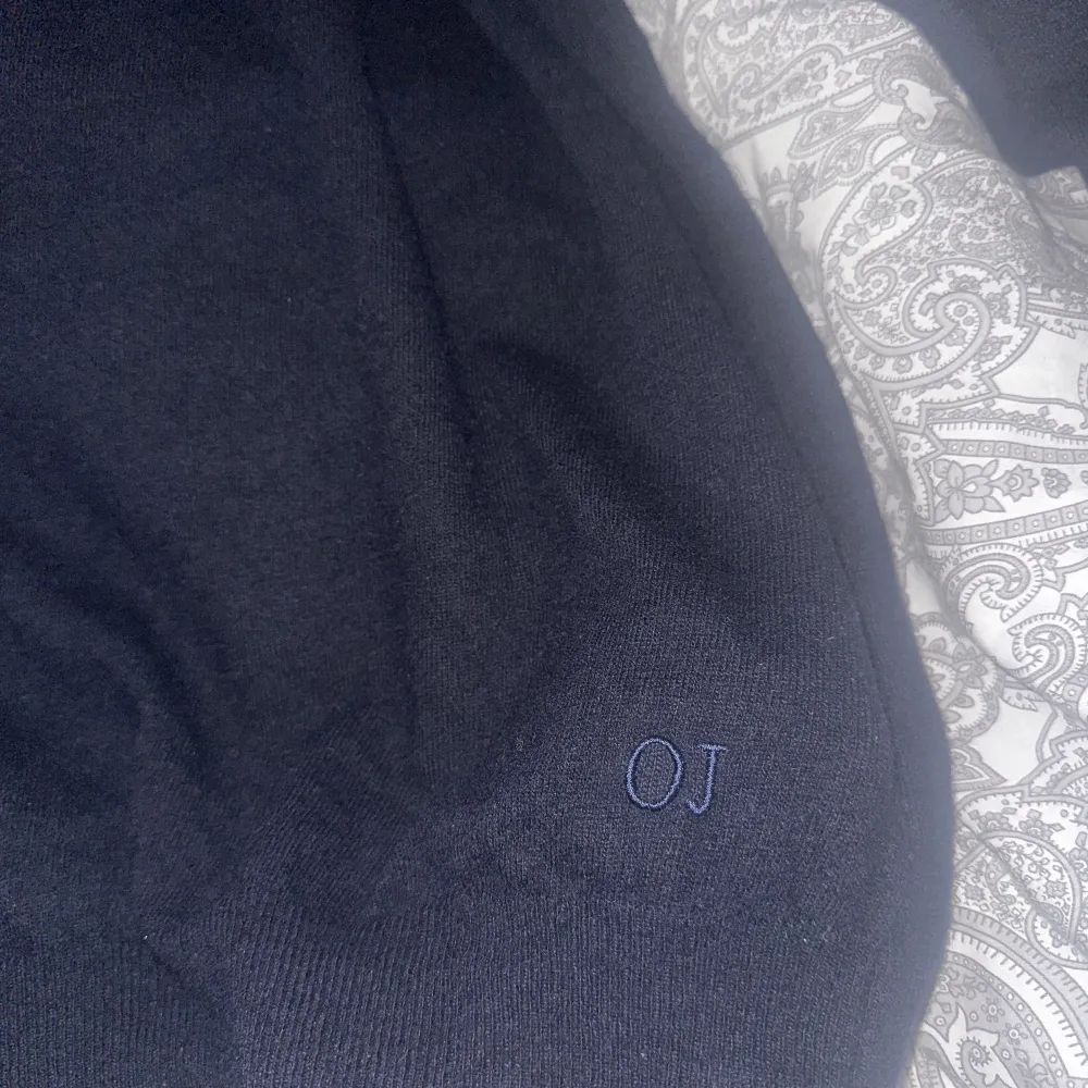 Marinblå sällan använd stickad tröja från Oskar Jacobsson. Storleken är L men passar M. Stickat.