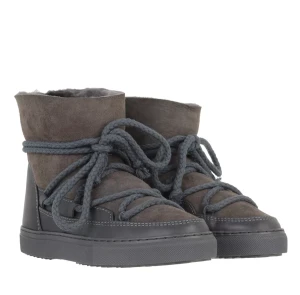 Inuikii skor  - Dags o sälja mina underbara inuikiis då jag vill ha nya till denna vintern använda ca 1 vinter så dom e jätte fina (inget smuts eller liknande finns) orginaboxen medföljer med  Undrar ni något så är det bara att fråga 🥰 Storlek 41 men passar 40 också 🥰