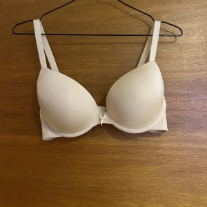 2 st Bh:ar - 2 helt oanvända bh:ar, en vit och en beige i storlek 75 D (svårt att se färg skillnaden på bilderna) aldrig använda då jag köpte fel storlek. 100kr för båda!