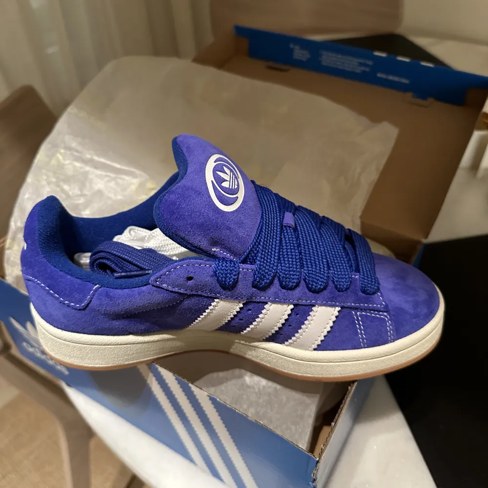 Helt oanvända Adidas Campus 00s sneakers i färgen blå. Skorna är storlek 38 2/3. Kommer med tre skosnören. Har kvitto 2100 kr. Skor.