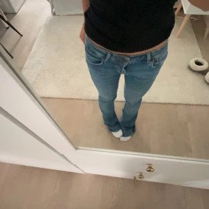 Zara jeans  - Ett par ljusblå lågmidjade, Zara jeans. Väldigt bra skick