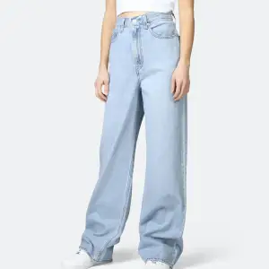 ljusa raka jeans med superlånga ben i storlek 36, köpa för 1400kr och de är helt i nyskick😍 Oanvända dvs