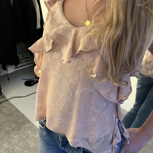 Trendig Zara topp✨💕 - Helt oanvänd i toppenskick!! Sitter som S