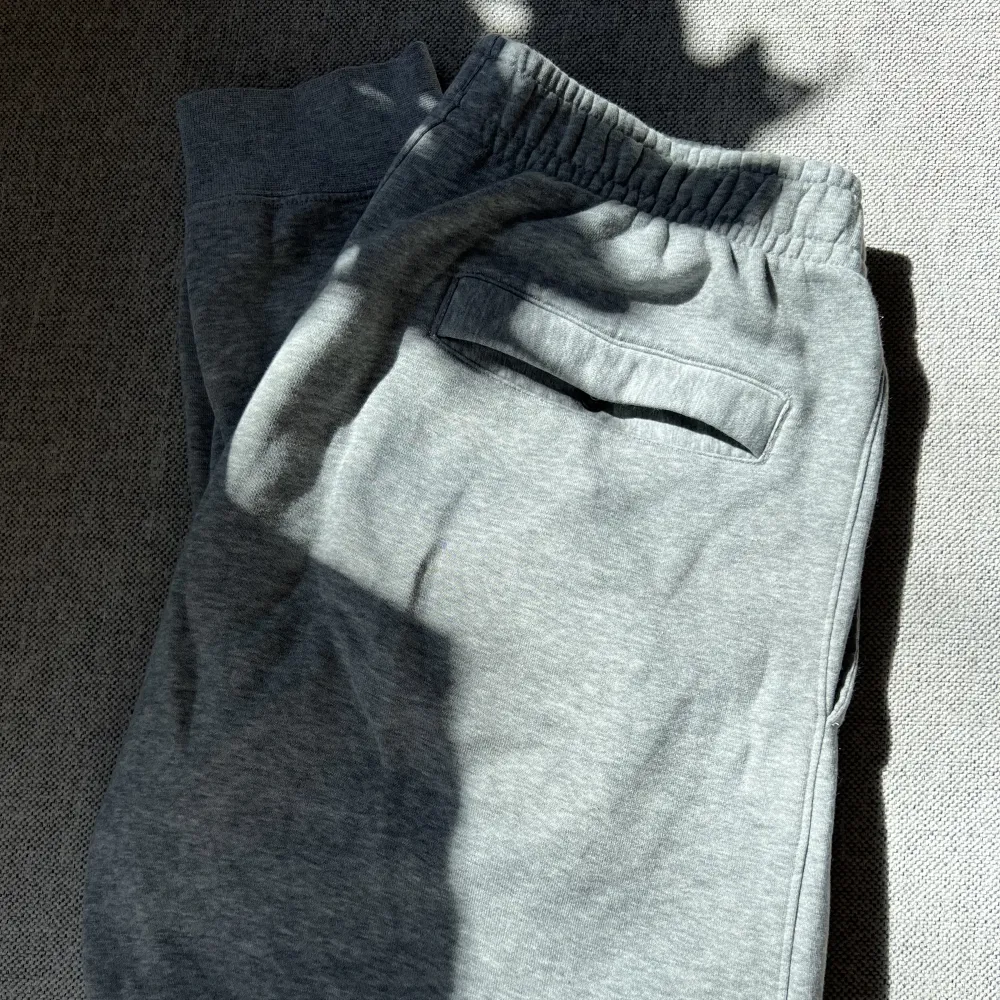 Mjukisbyxor från Nike i nyskick. Använda ett fåtal gånger. . Jeans & Byxor.