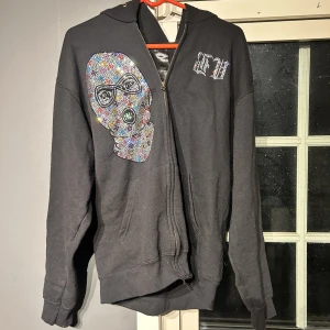 Rhinestone hoodie BVALDI - BVALDI Rhinestone Zip Hoodie säljes. Otroligt bra skick nästan aldrig använt   Nypris: 1200:-  Mitt pris: 599:-  Storlek: Medium  Hör av er vid fler frågor eller bilder!😁