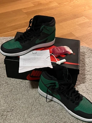 Jordan 1 - Hej, säljer dessa jordan 1 då dem blivit lite för små för mig. Dem är i perfekt skick och använts 3-4 gånger, köpte dem från Dubai för 7000!