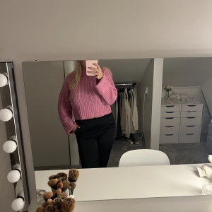 Rosa stickad - Perfekt tröja till hösten! Lite för kort på mig tyvärr💞