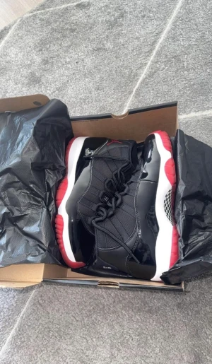 Jordan 11 bred 2019 (playoff) - Säljer en av mina favorit skor jag har, har ganska många så har nästan aldrig chansen att använda dom, dom är använda men som nya. Storlek 41. Retail priset ligger på mer än 3000kr. Skor droppar drastiskt när dom är använda, så vill ha runt 2000kr för dom