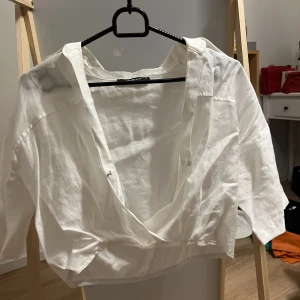 Shorts shirts - Du kan bära en svart grimstopp inuti för att se väldigt snygg ut